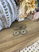 Load image into Gallery viewer, Metal flower Hoops
